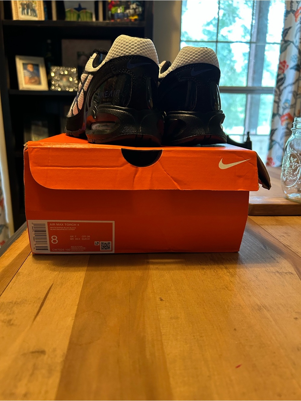New—not worn Nike Men’s Air max Torch Running Sneakers in White & Blue - Picture 5 of 5